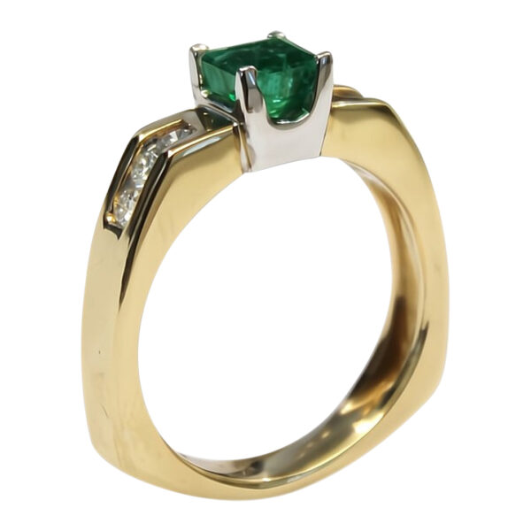 Ladies Emerald and Diamond ring - Image 2