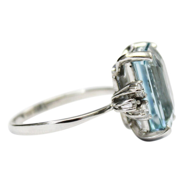 Ladies Aquamarine and Diamond Ring - Image 3